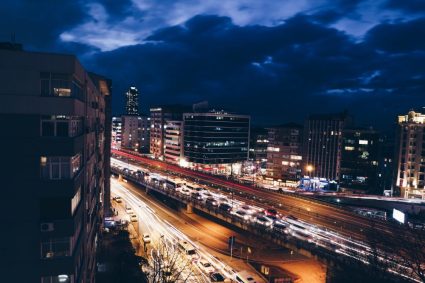 Şehir Hayatında Mutlu Olmak Mümkün Mü? – Sizin de ev, iş ve okul arasındaki üçgende içiniz sıkılıyor değil mi?